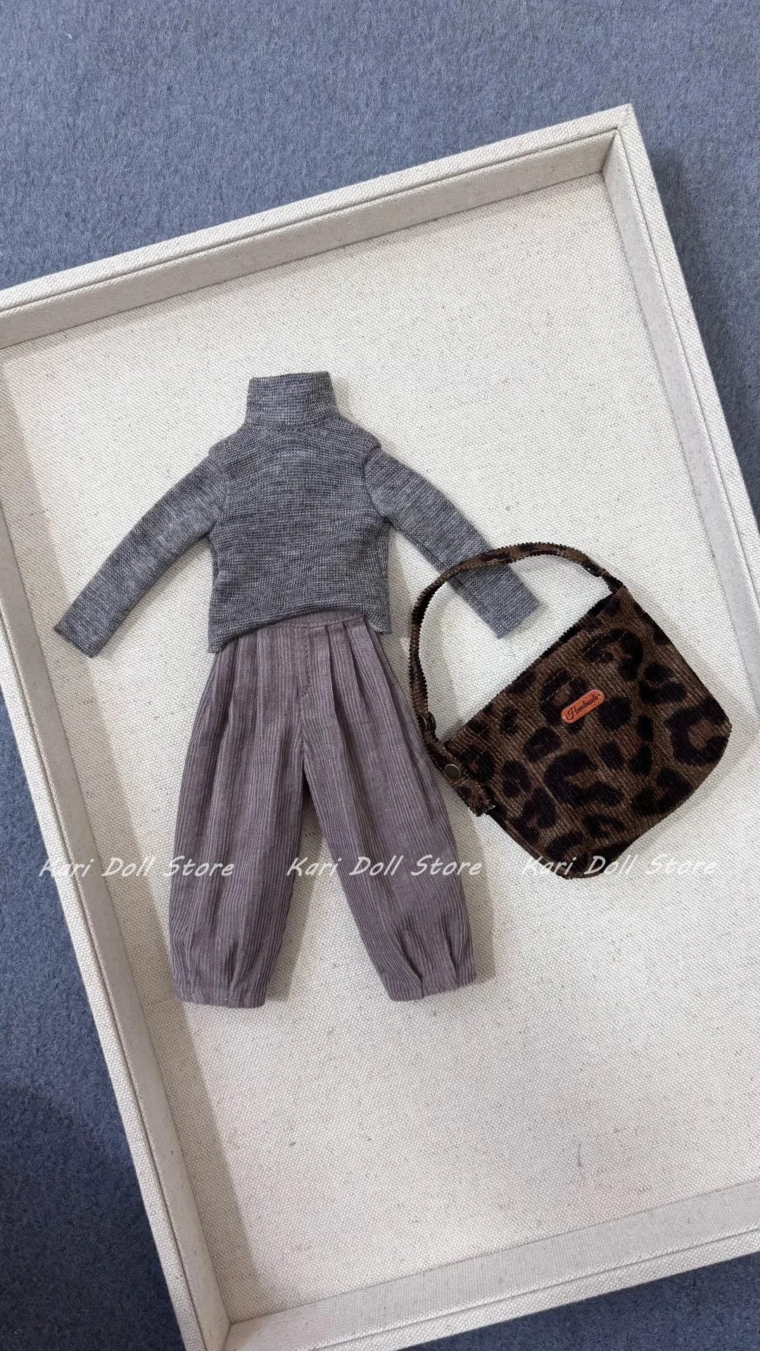 

Комплект одежды для куклы Kari 2026: серый топ с высоким воротом и длинными рукавами, брюки-баллоны для куклы Landazz Landoudou