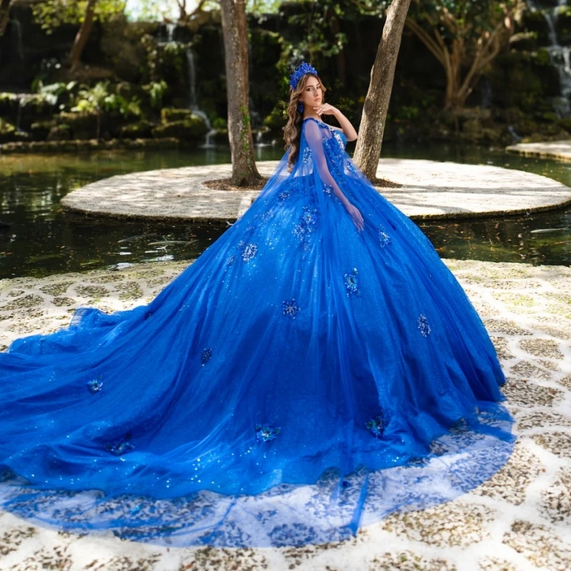 ロイヤルブルー光沢のあるキンセアニェーラドレスオフショルダーボールガウンスイート16ドレススパンコールアップリケレースビーズクリスタルケープタル付き