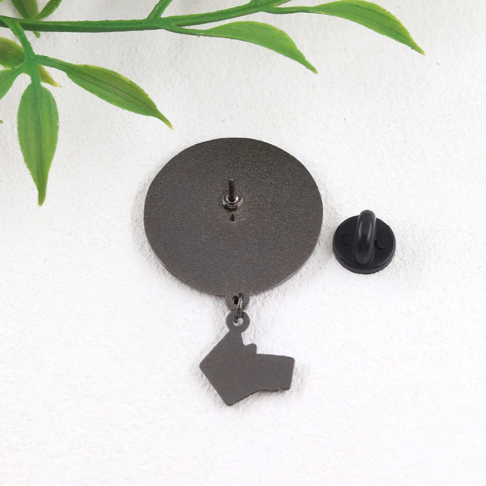 Film-Hauptfigur-Brosche, Cartoon-Charakter, Q-Version-Design, Abzeichen, roter Anhänger, Reversnadel, Film-Gedenk-Accessoire, Geschenk für Fans – Detail 3