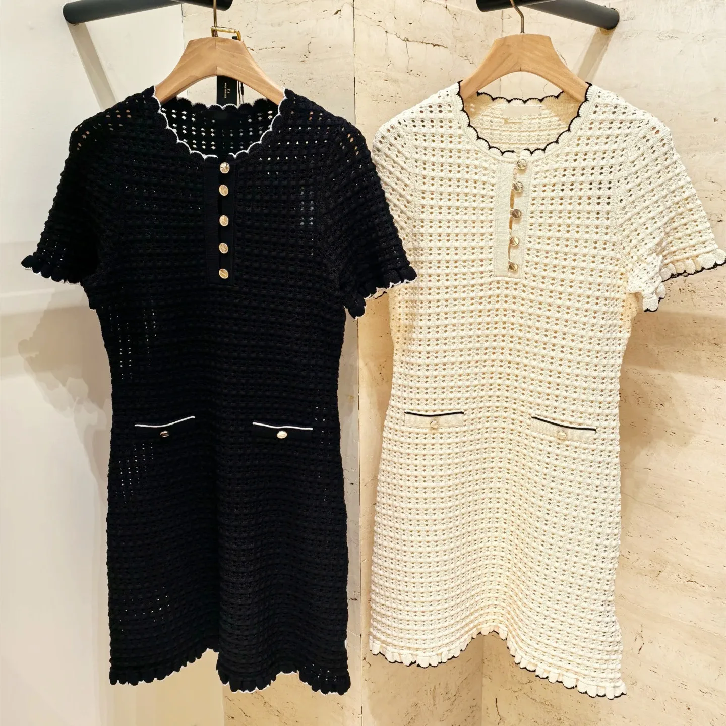 Vestido de Malha de Manga Curta com Renda Doce Estilo Europeu de Alta Qualidade com Conjunto de Dois Peças para Mulheres