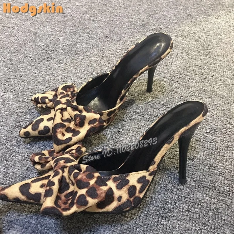 Pantofole sexy con fiocco leopardato Sandali con tacco alto poco profondi in raso di seta con punta a punta 2025 Nuove donne estive all'aperto Scarpe a spillo