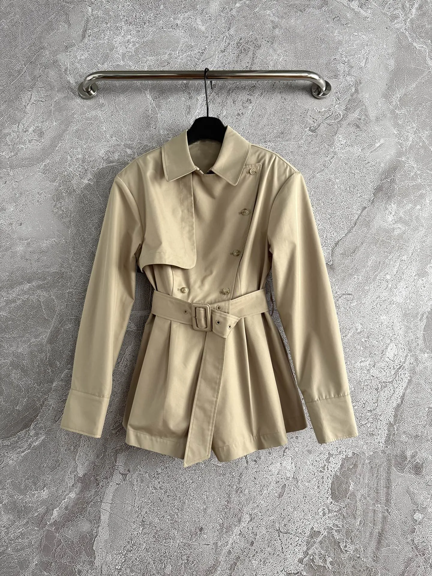 

Женский уличный комбинезон-тренч на двубортной застежке с поясом