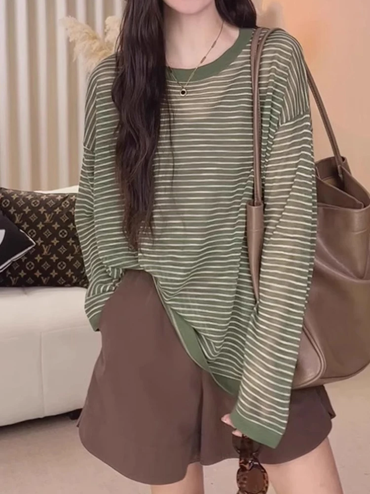 เสื้อยืดผ้าไหมกันแดด ทรงหลวม สไตล์ลำลอง ลายทาง ดีไซน์แฟชั่น ช่วยให้ดูผอม ทรงกลม ใส่สบาย เหมาะกับการเดินทาง สไตล์เกาหลี