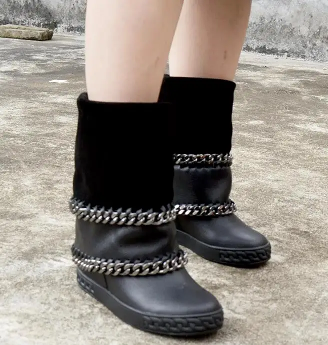 

Сапоги на танкетке с внутренней отделкой из коровьей кожи в римском стиле с двойными металлическими цепочками и круглым носком, средние сапоги на скрытой подошве с увеличивающим воротником