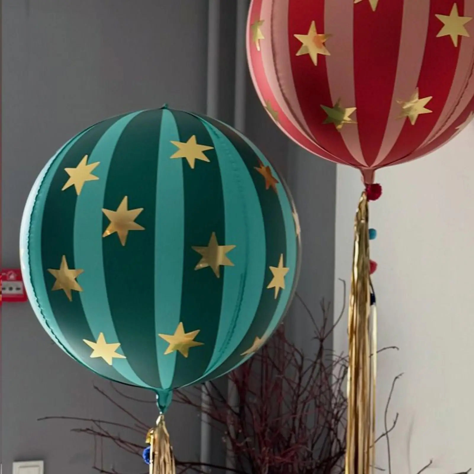 22 inch 4D striped star aluminum film balloon with red green spheres that can float in the air for Christmas and Birthday