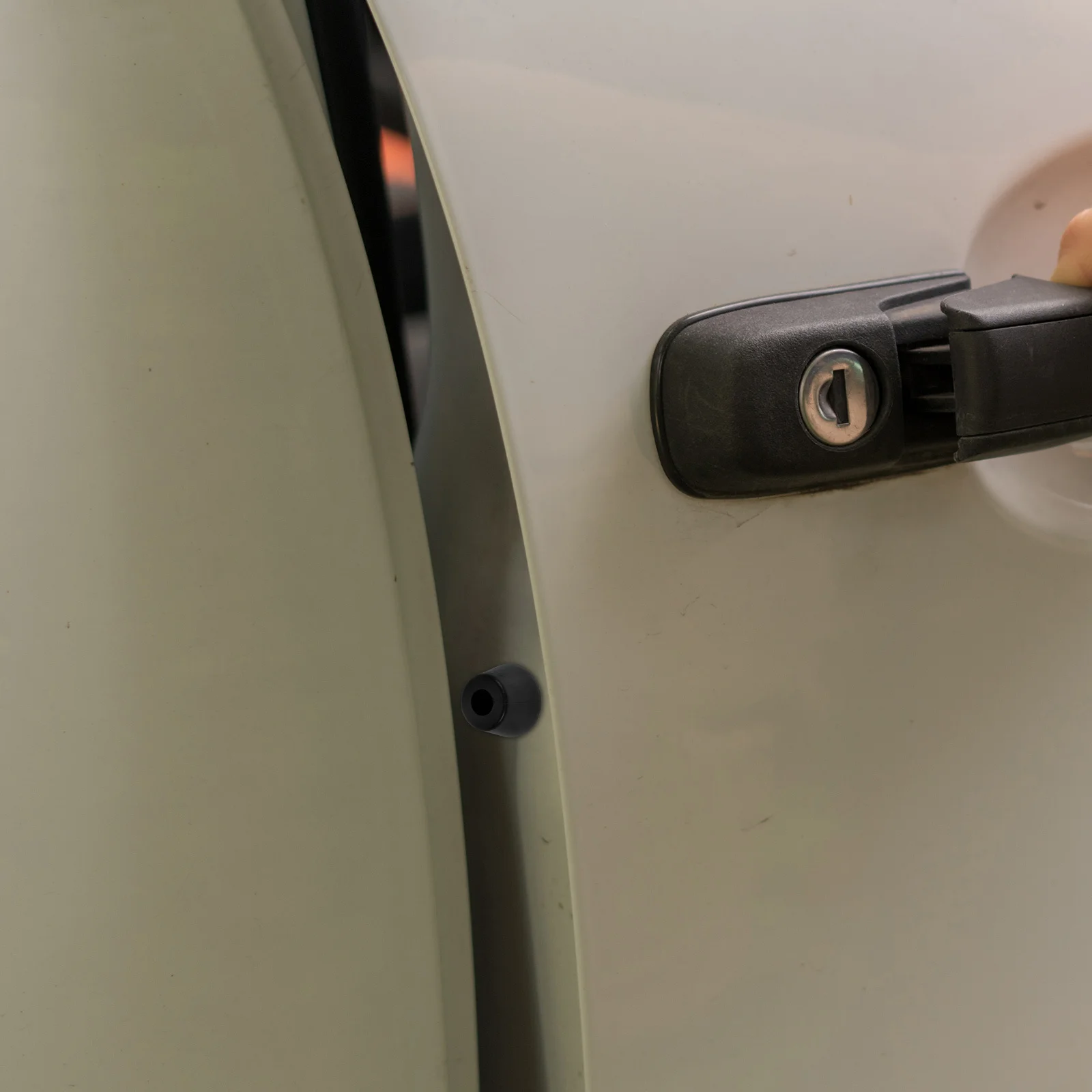 10個入り 車のドア用ゴム製フードクッション 耐久性のある衝撃吸収パッド 衝突防止緩衝材 車のフード、トランク、スイッチ、ドアの衝突防止用