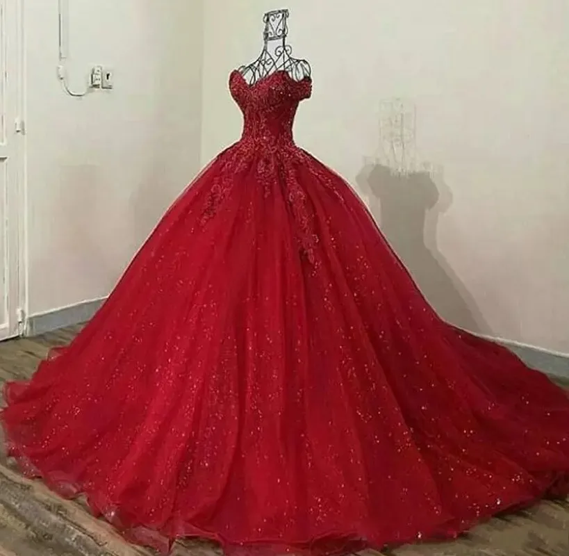 Sparkly laço vermelho applique quinceanera vestidos 2023 fora do ombro querida lantejoulas vestidos de baile para doce 16 menina roupões de soirée