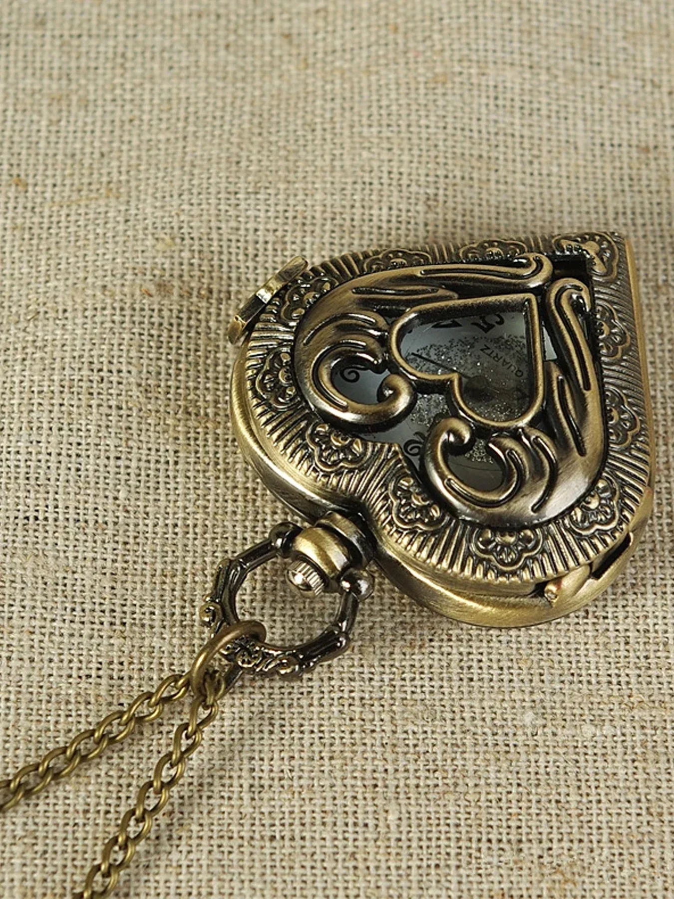 Vintage hollowed out heart-shaped pocket watch with carved heart quartz watch for couples, digital pointer pocket watch view 4
