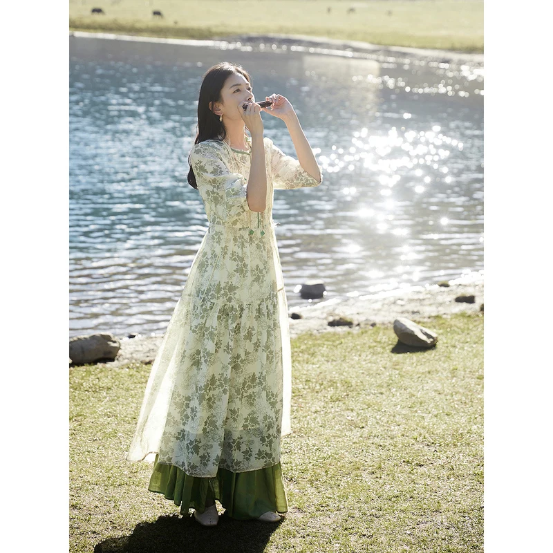 INMAN Women Dress 2023 Autumn Bishop Sleeve Lace Up Round Neck A-shaped Loose Vintage Floral Print Elegant Green Long Skirt