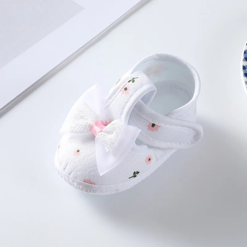 Zapatillas con decoración de flores para niña, suela suave y cómoda para recién nacidos y bebés (0-8 meses)