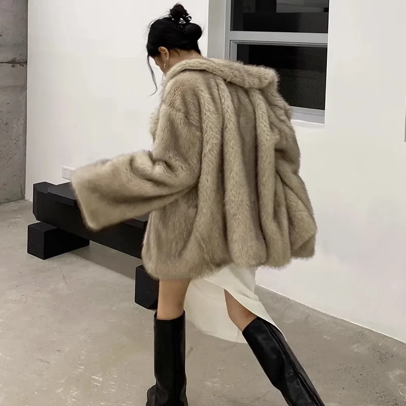 

Короткое белое пальто из искусственного меха с зубчатым воротником Меховые куртки Пушистая теплая толстая кожа и меховая свободная искусственная лиса Плюшевое пальто Повседневное роскошное