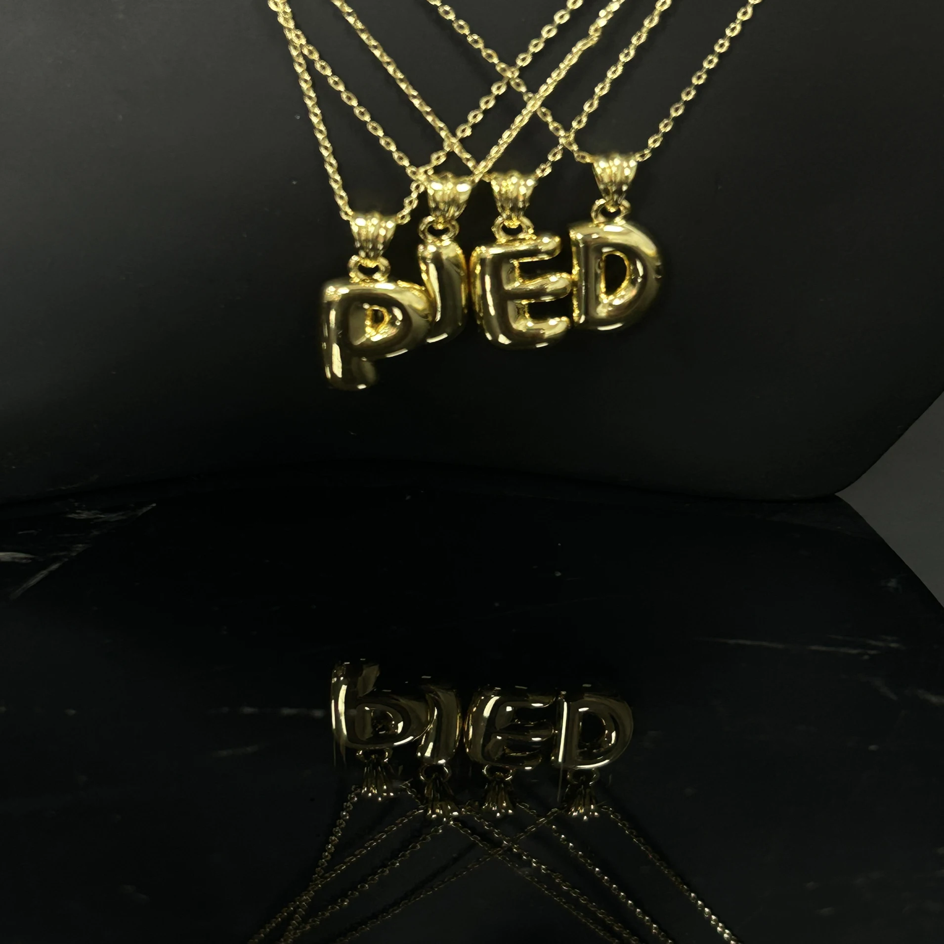 Naszyjnik z inicjałem dla mężc – Initial Letter Necklace 18K Gold recenzja i cena