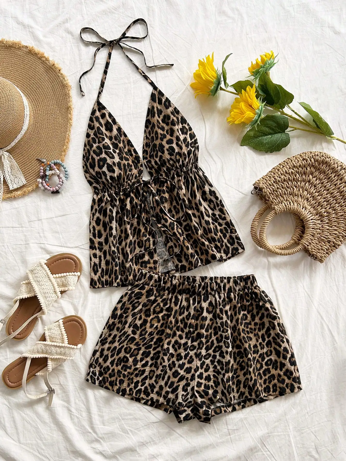 

Комплект из 2 предметов: топ с леопардовым принтом и V-образным вырезом на бретелях и свободные шорты для летнего отдыха