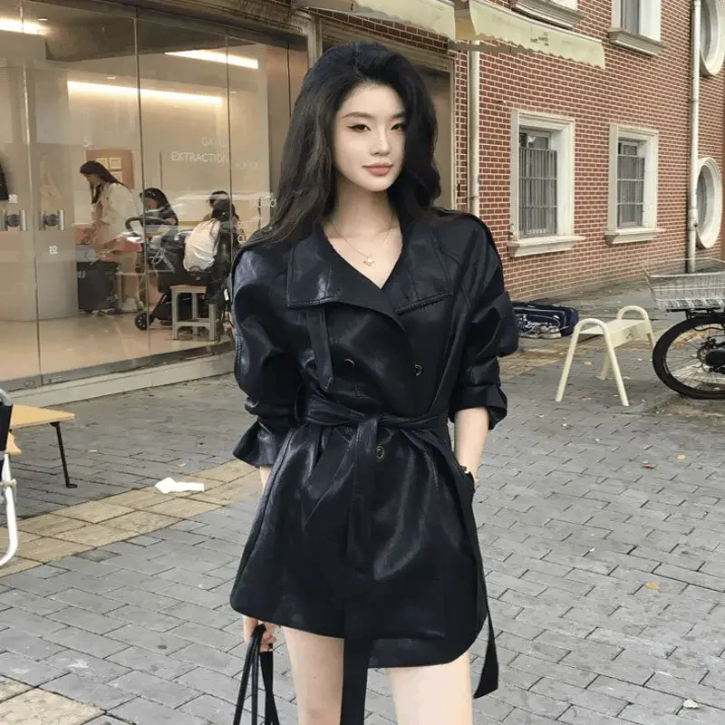 

Женская модная черная короткая куртка-тренч из искусственной кожи с длинными рукавами, отложным воротником и поясом, винтажная уличная одежда для женщин, мотоциклетная верхняя одежда