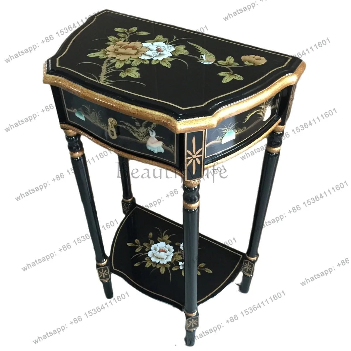 

Классическая угловая вилла, гостиная, подставка для цветов рядом с диваном