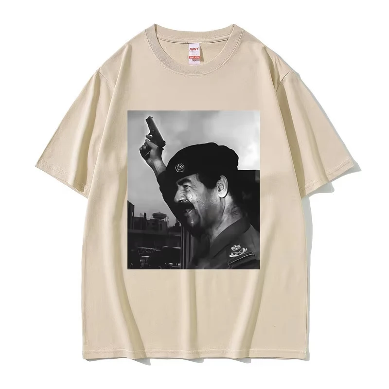 เสื้อยืดแขนสั้นผ้าฝ้ายเนื้อนุ่มสไตล์สตรีทแฟชั่นลำลองสำหรับผู้ชายและผู้หญิง ลายซาดาม ฮุซีนถือปืน ลายมีมตลก