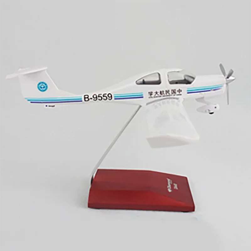 Scale 1/32 Diamond DA40 Evergreen Trainer Miniature Diecast ABS Engineering Eco-friendly Plastic Aircraft Model Gift Toy For Boy