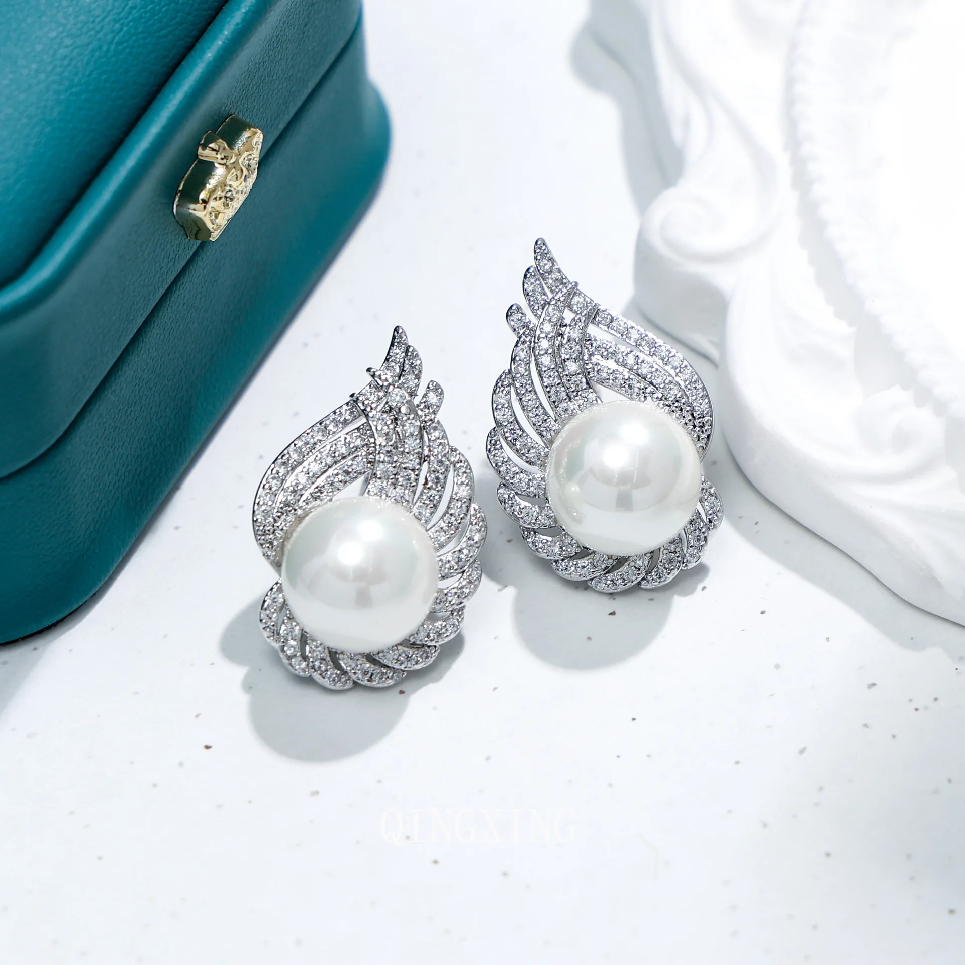 Elegant White Round… - image