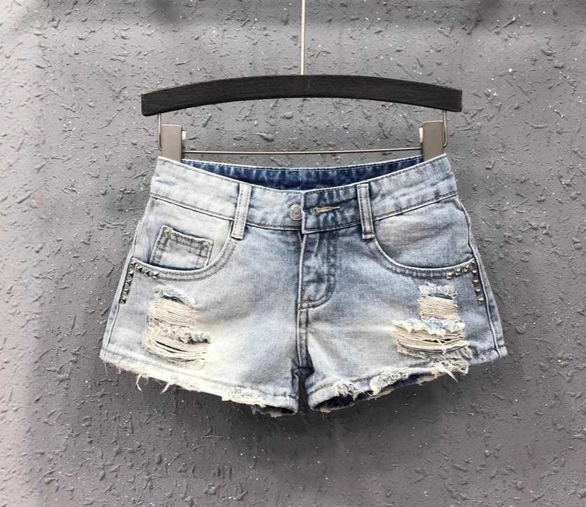 

Женские сексуальные джинсовые шорты с заклепками и отверстиями, новинка лета 2026, персонализированные рваные тонкие шорты с заклепками, джинсы