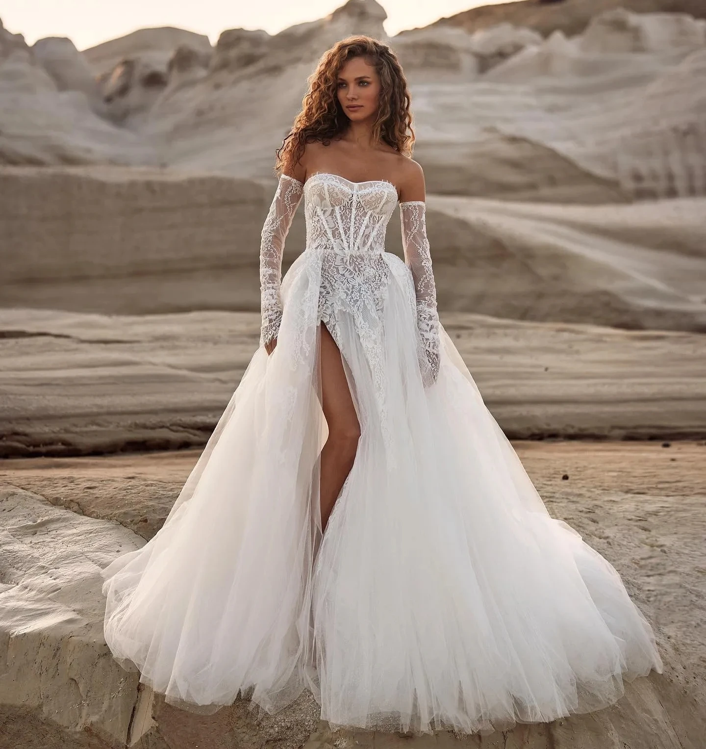 

Side High Slit Sexy Lace Wedding Dress With Detachable Long Sleeves Appliques Ivory Tulle A-Line Boho Beach Bridal Gown Custom