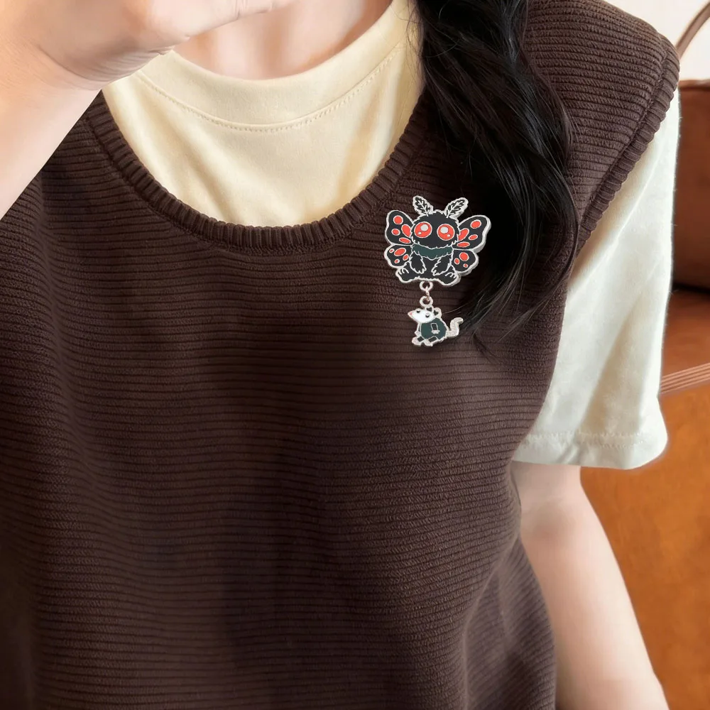 Lustige Chibi-Mothman-Emaille-Pins, kreative niedliche Kryptid-Broschen mit hängendem Opossum, skurriles Monster-Abzeichen mit roten Augen, Anstecknadel-Geschenk – Detail 5