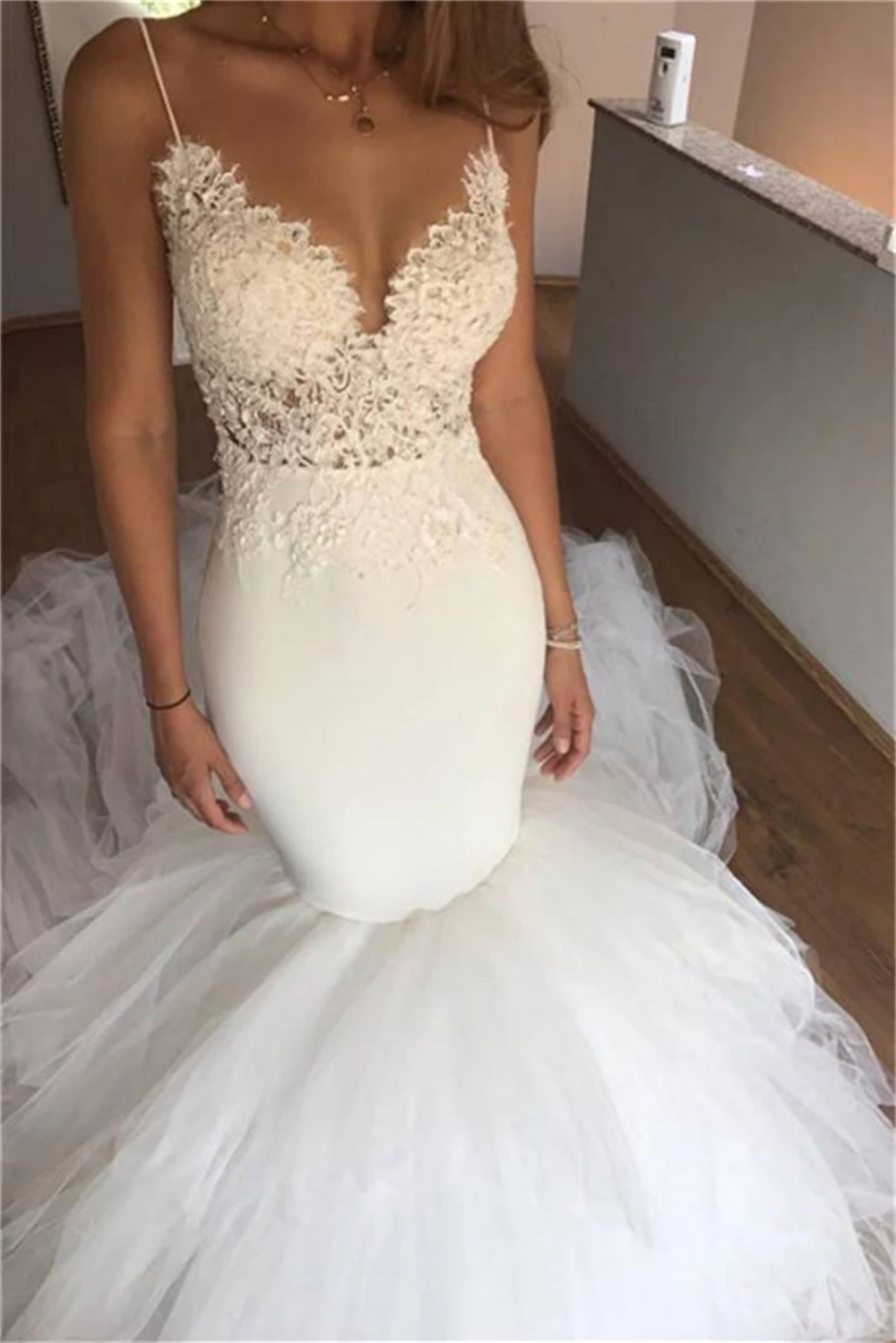 

Stunning Mermaid Wedding Dress with Lace Appliques Sexy Spaghetti Straps Backless Tulle Bridal Gowns Customized