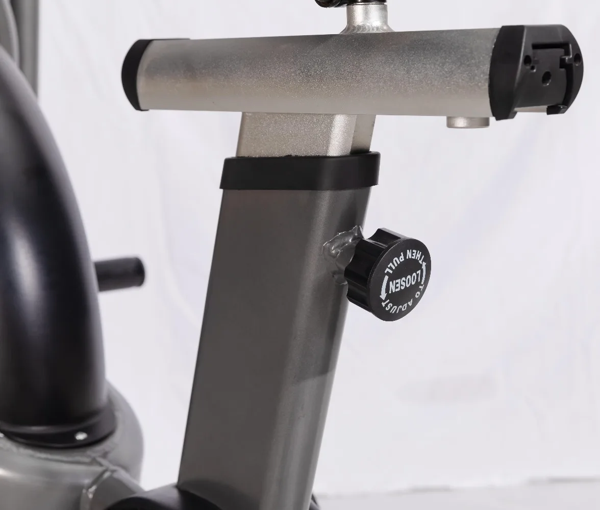 Vélo de rotation d'intérieur à volant d'inertie avec ventilateur en acier, système d'entraînement par courroie de frein magnétique pour l'exercice de combustion des graisses dans la salle de sport