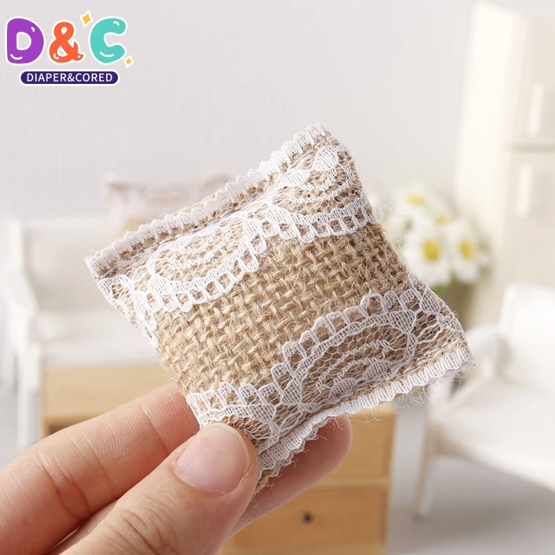 Dollhouse Miniature Lace Pillow, Almofadas do sofá, Mobiliário Decoração Toy, Dolls House, Acessórios para casa, 2Pcs, 1:12