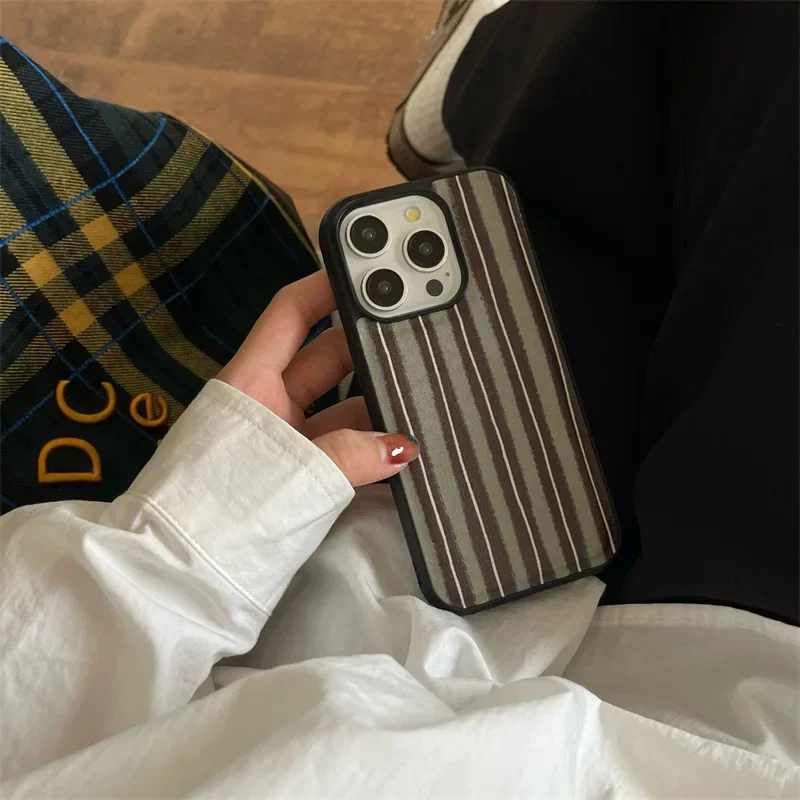 

Кожаный чехол для телефона с коричнево-зелеными полосками для iPhone 16, 15, 14, 13, 12 Pro Max, милый ретро-роскошный противоударный чехол с геометрическим рисунком