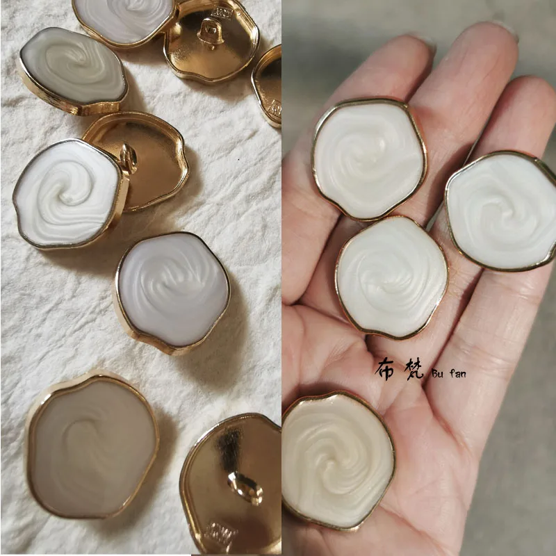 

Imported Buttons, Designer Accessories, Metal Creative Coats, Small Fragrance Foot Buttons