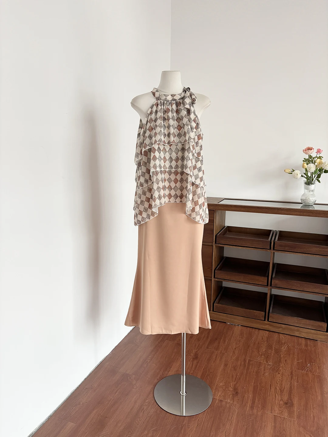 

Summer 2026 High Waist Plaid Vest And Skirt Set Women's Fashion Contrast Color Neck Hanging Design Slimming Hip Covering