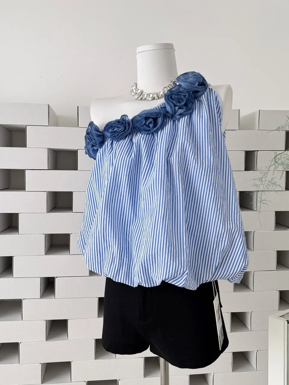 

Spring 2026 Women's Sleeveless Strap Top with 3D Flower Decoration Diagonal Shoulder Striped Pattern Breathable Casual Shirt