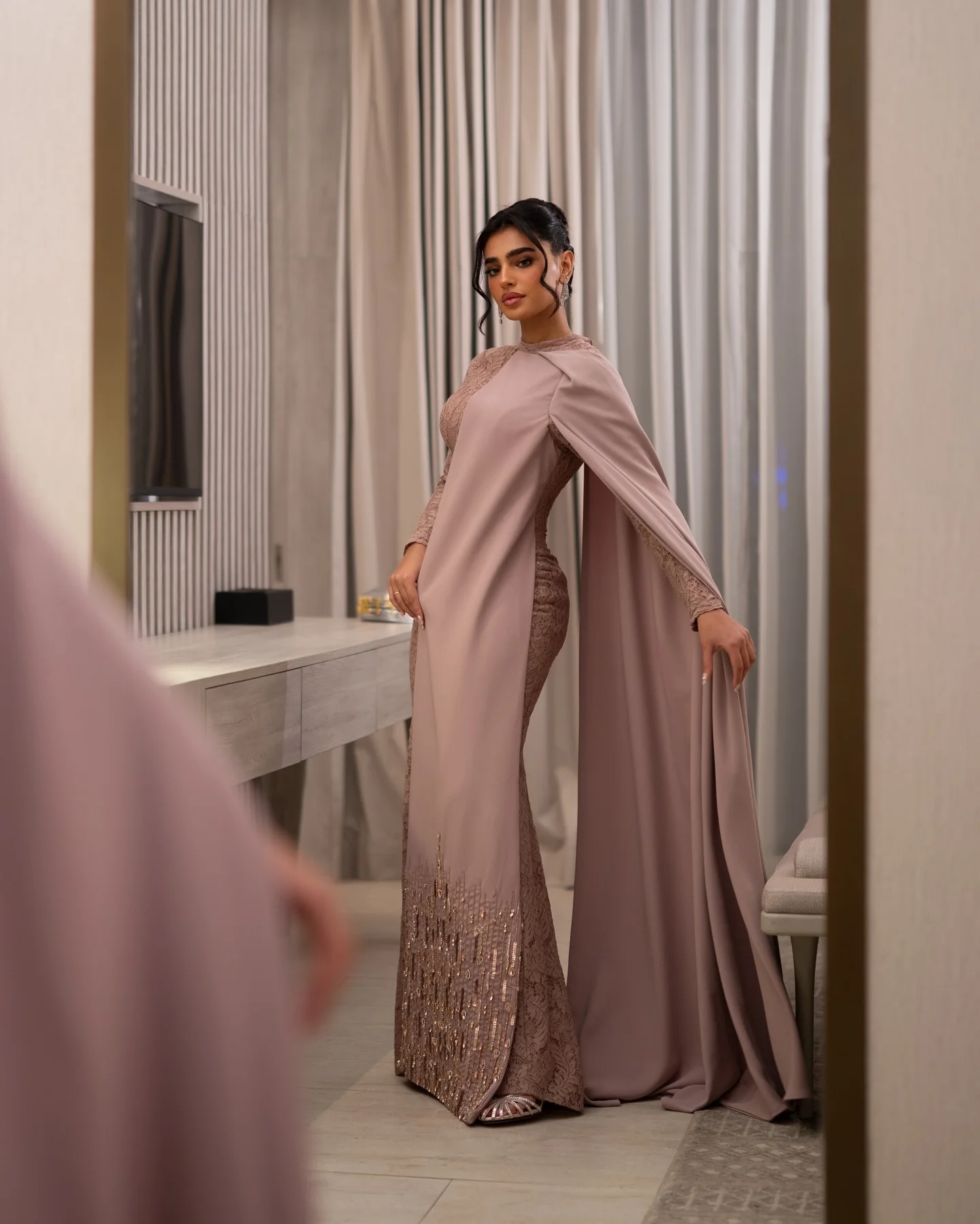 맞춤형 레이스 이브닝 드레스, 사이드 케이프, O넥, 긴팔, 머메이드 스타일, 비즈 장식, 아랍 두바이 스타일 이브닝 가운