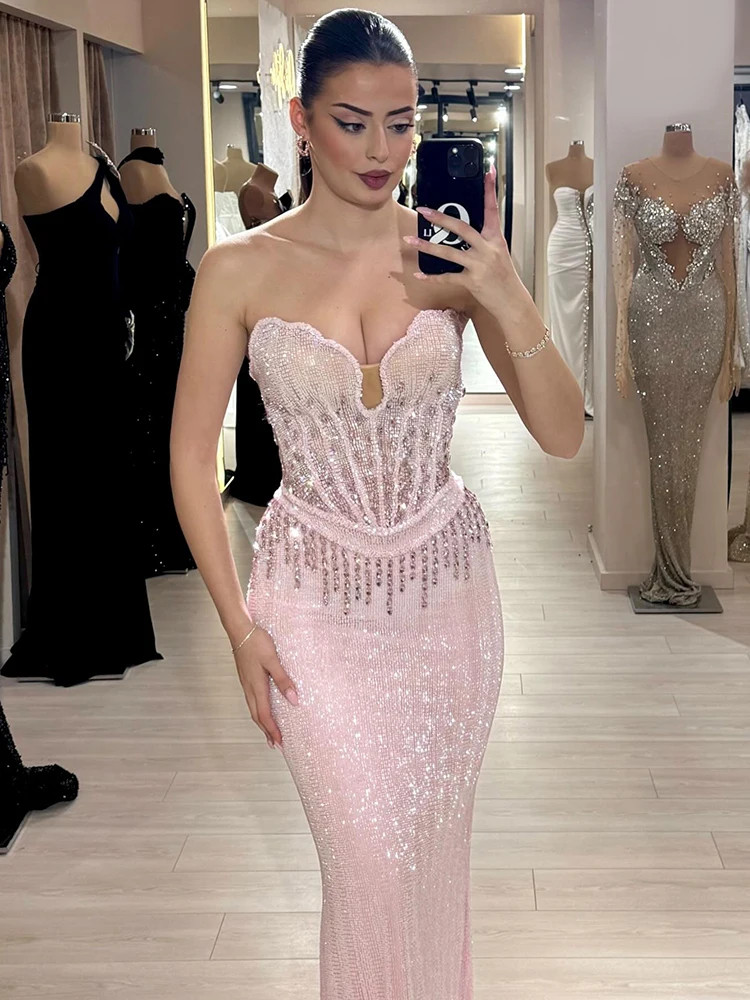 Seksowna, różowa suknia wieczorowa bez ramiączek, z cekinami, dopasowany krój i rozcięcie, luksusowe zdobienia z koralików, suknia na studniówkę, formalna suknia wieczorowa.