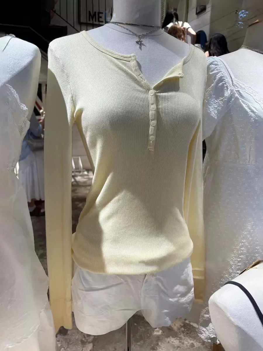 

Новые желтые футболки в рубчик с шестью пуговицами, женские хлопковые футболки с круглым вырезом и длинными рукавами, тонкие осенние однотонные милые простые футболки Y2k Tops