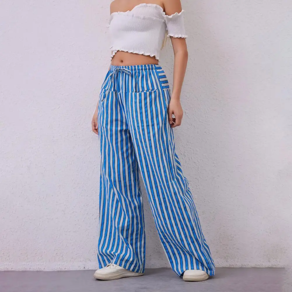 Damskie letnie spodnie w paski z szerokimi nogawkami, wysokie w pasie, luźne, proste, do ziemi, o swobodnym kroju.