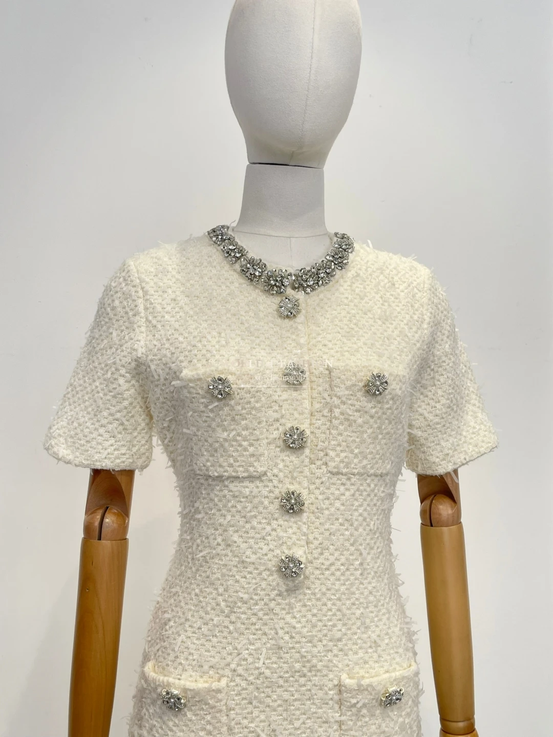 2025 Novo mini vestido branco elegante de manga curta com diamantes para mulheres