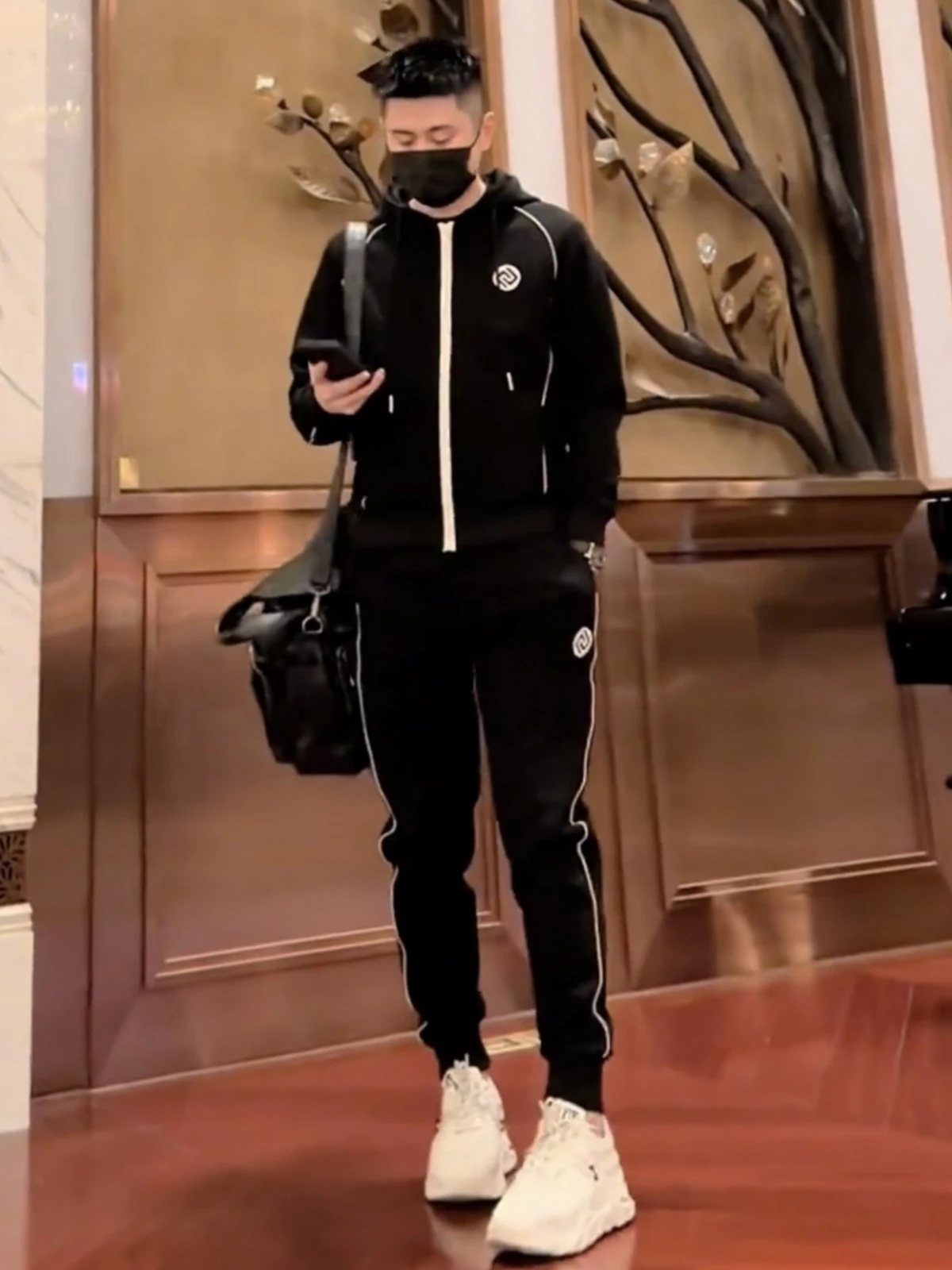 

Весенний новый мужской роскошный повседневный спортивный костюм: модный комплект из худи и длинных брюк из хлопка, два предмета, для пар