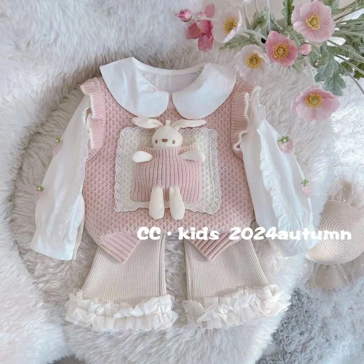Girls Spring and Autumn Set 2024 New Cute Knitted Vest Doll Collar Shirt Versatile Pants 3-Piece Set for Baby Girls Kids Outfits