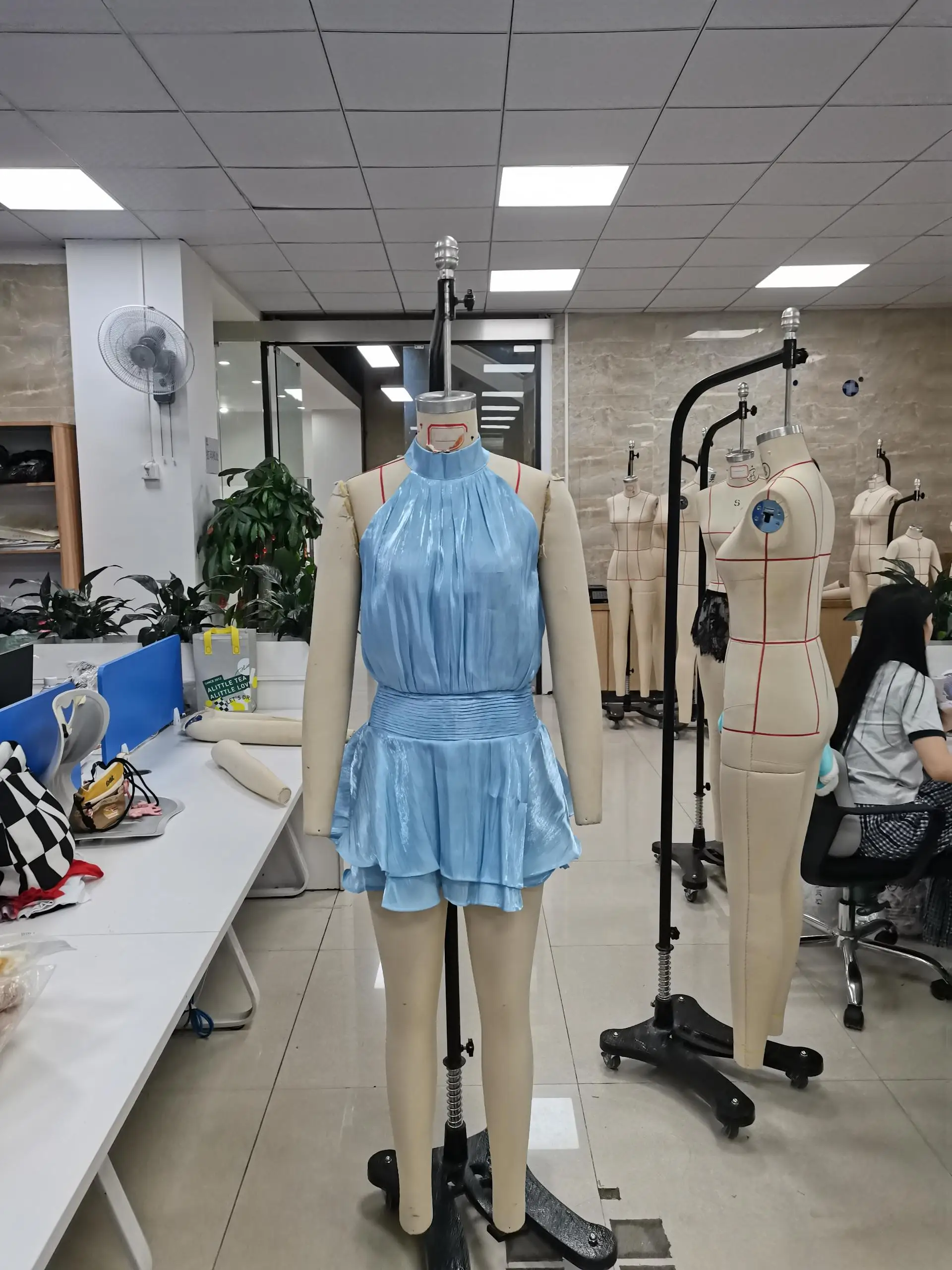 ผู้หญิงฤดูร้อน y2k Halter ชุดเดรสแขนกุดกลับซิป Ruffles ฉัตร Layered ชีฟองจีบ Line Swing Mini Dress Sundress