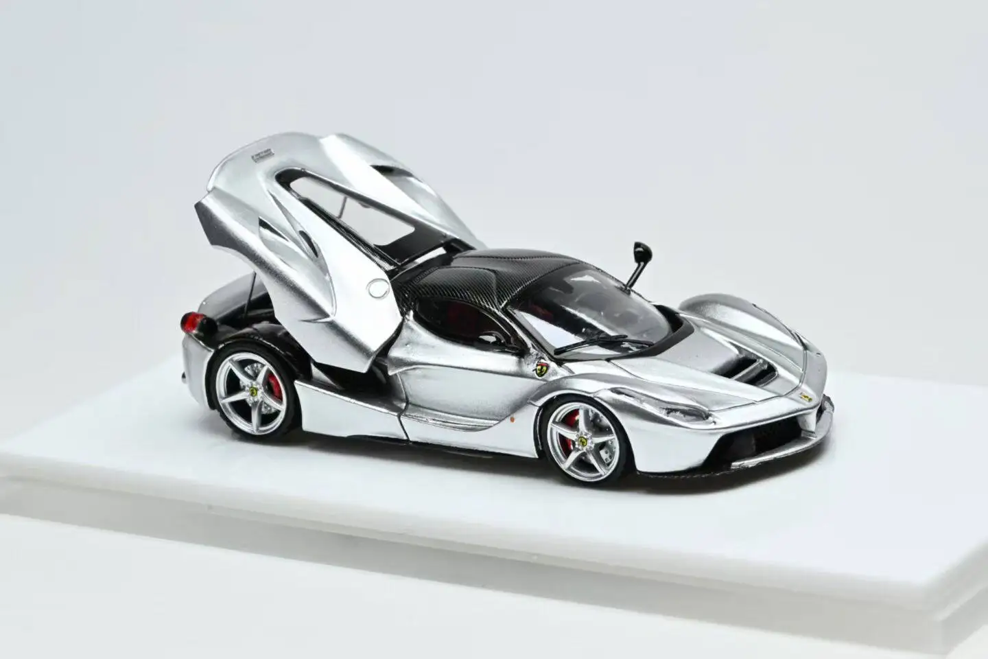 STREET BUSTER 1:64 Ferrari LaFerrari F150 Diecast Alloy Open Hood