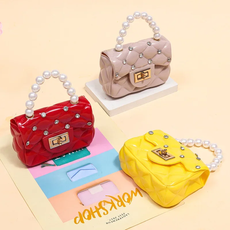 bolsa-macia-jovem-elegante-e-bonita