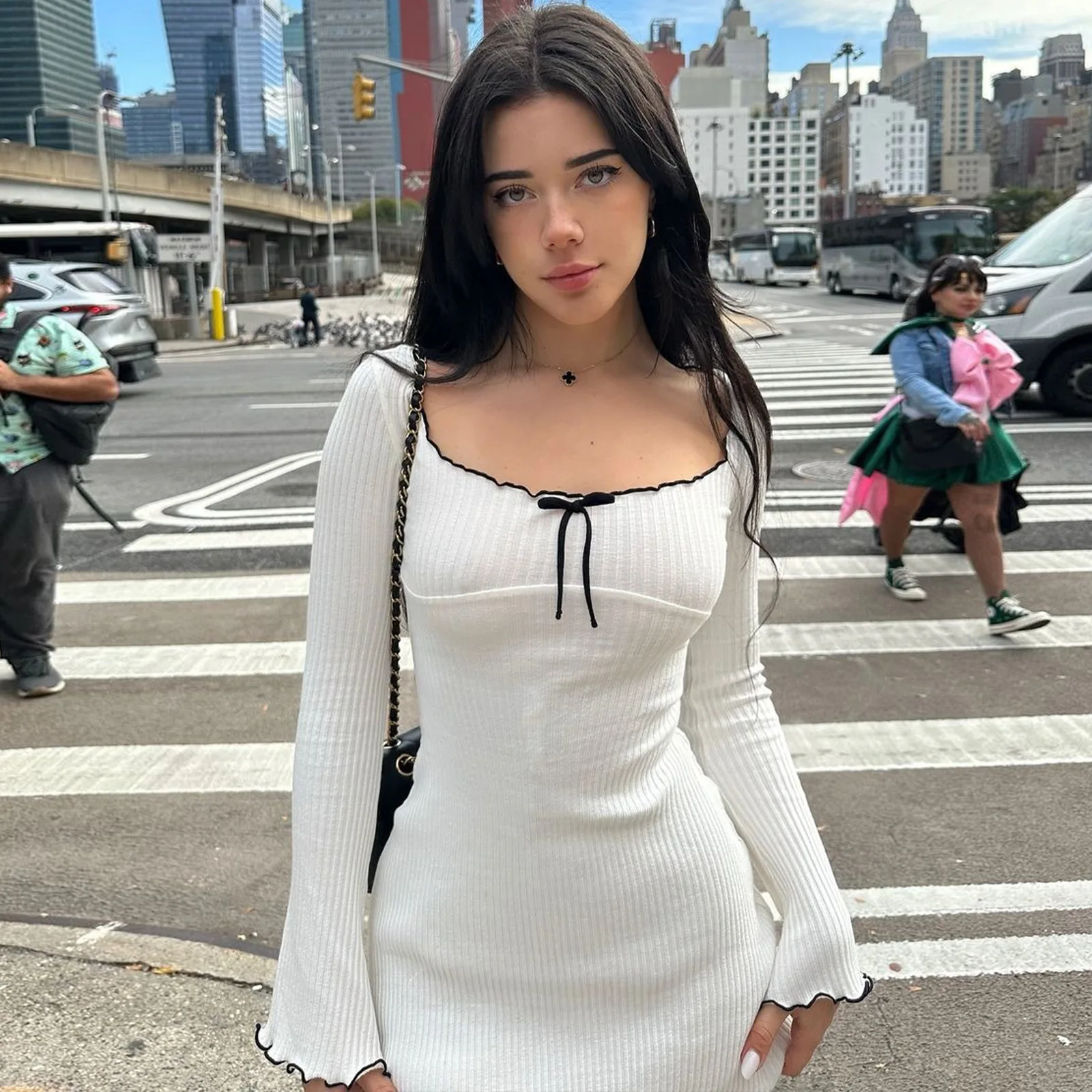 ชุดเดรสแฟชั่นใหม่สไตล์ยุโรปและอเมริกาสำหรับฤดูใบไม้ร่วง ดีไซน์เซ็กซี่ คอวี แขนยาว แต่งระบายช่วงเอว กระโปรงสั้น