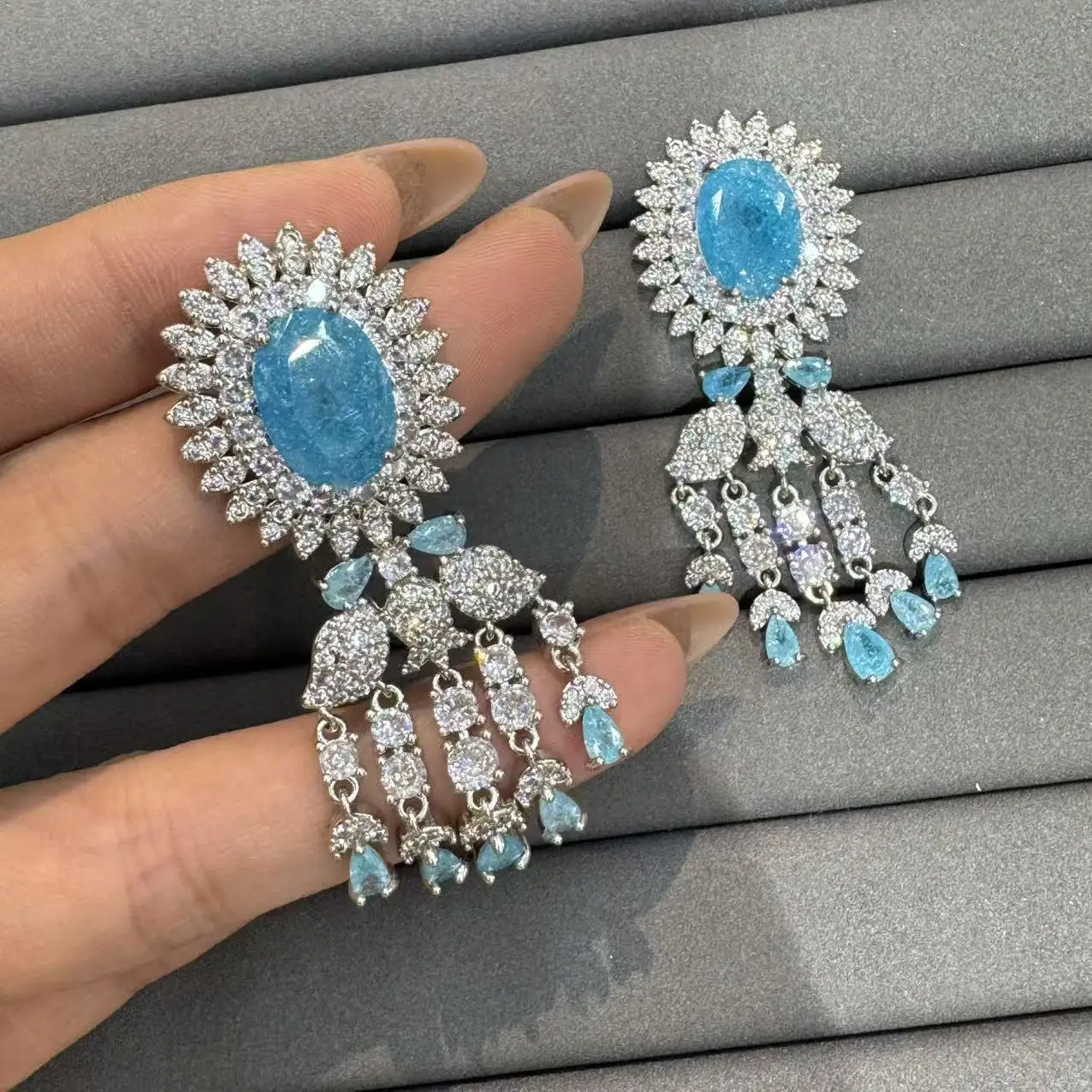 ต่างหูพู่ประดับเพชรซิรคอนสำหรับงานเต้นรำ ดีไซน์หรูหราสำหรับผู้หญิง