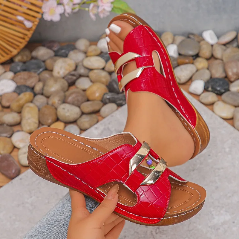 

Большой размер 36-43, женские повседневные модные тапочки с толстой подошвой, сандалии с металлическим украшением наклонном каблуке и рыбьим ротом