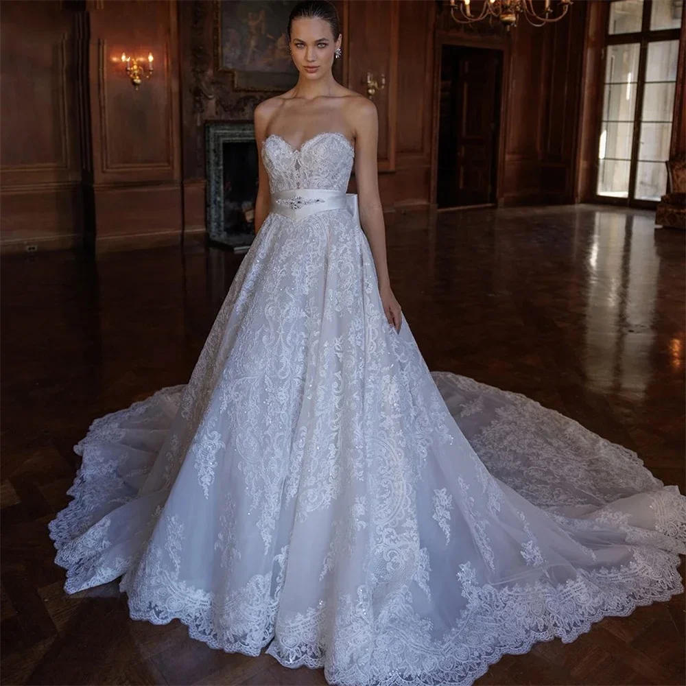 Maßgeschneidertes Luxus-Hochzeitskleid mit Spitze in A-Linie für Damen, herzförmiger Ausschnitt, ärmellose Brautkleider, Kristall-Schleppe-Kleid