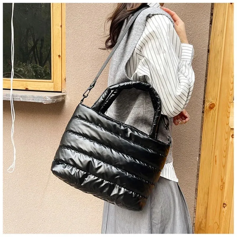 Fashion Tote Handbag Large Capacity Cotton Padded Bag Waterproof Portable Keep Warm Handbag Quilted Solid for Leisure Winter view 3