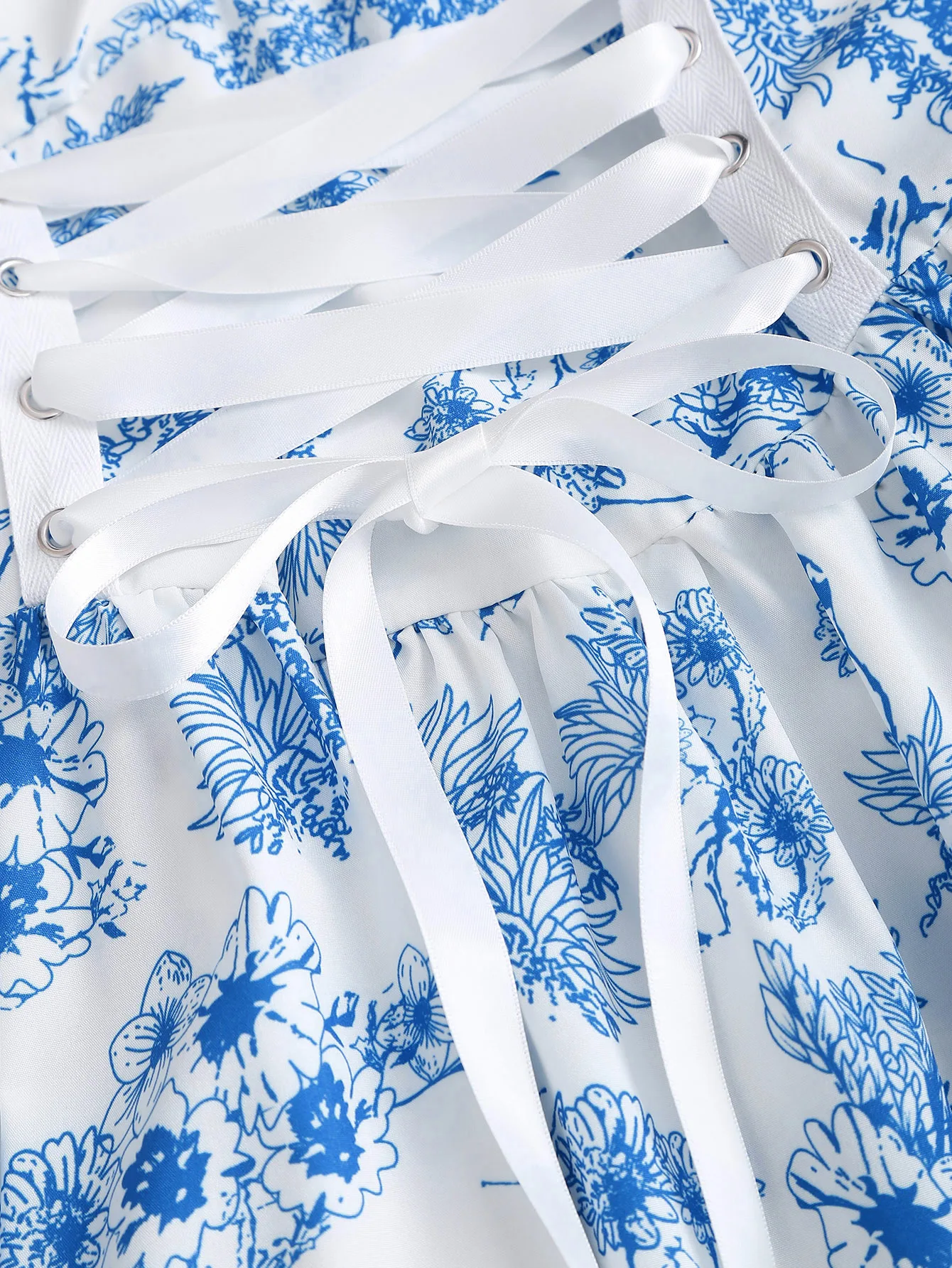 เดรสสายเดี่ยวพิมพ์ลายดอกไม้สีน้ำเงินขาว คอวีทรงหวาน เอวสูง กระโปรงบาน