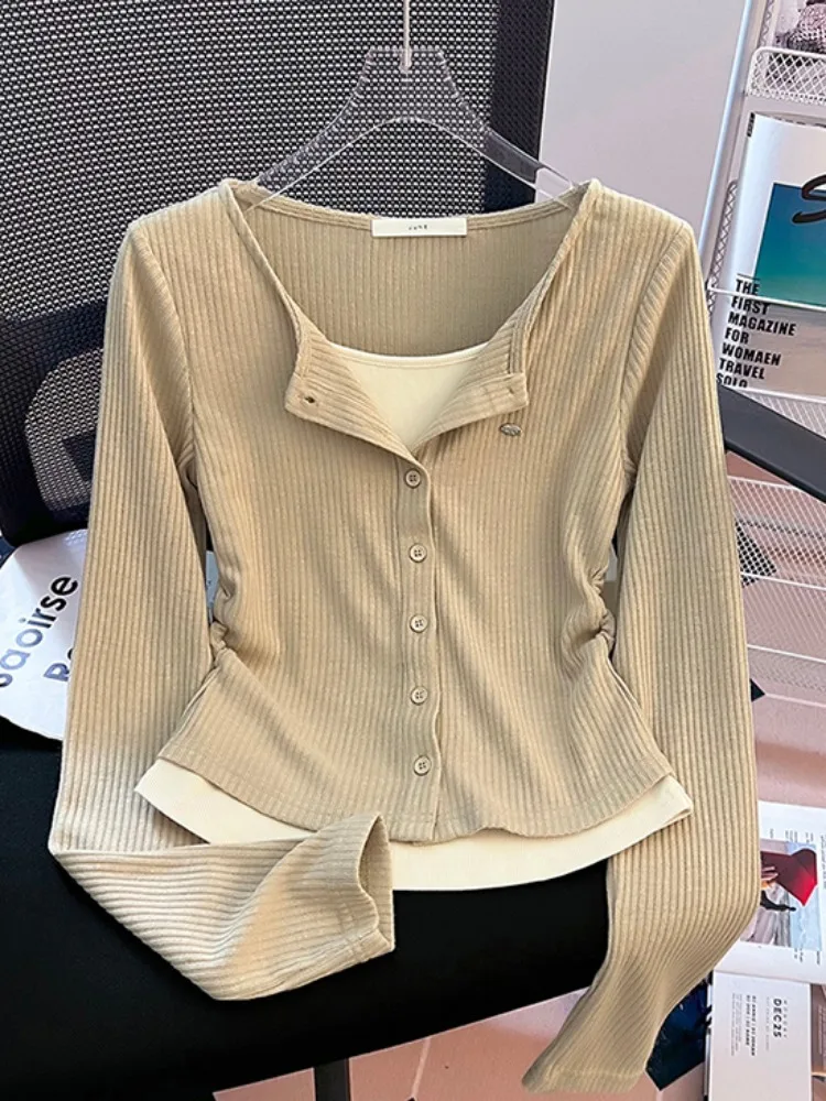 تي شيرت نسائي على الطراز الكوري بتصميم ضيق وأكمام طويلة وياقة على شكل V مع تصميم قطعتين وهمي أنيق للارتداء اليومي