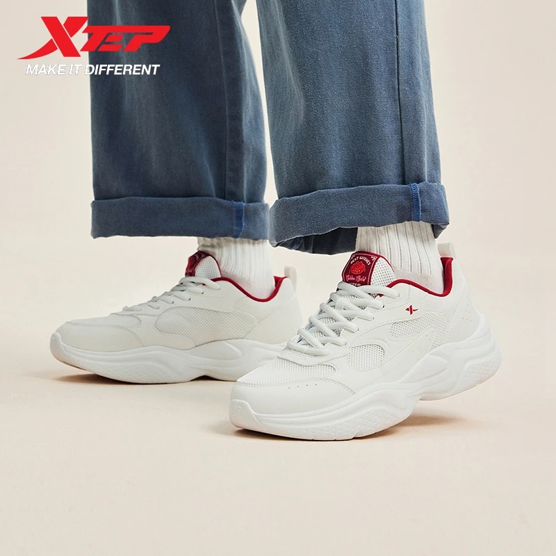 รองเท้า Xtep สำหรับผู้ชาย รองเท้ารีบาวด์น้ำหนักเบา ระบายอากาศได้ดี กันลื่น ทนทาน รองเท้าสไตล์เรโทร เพิ่มความสูง รองเท้าผ้าใบเดิน 874119320001